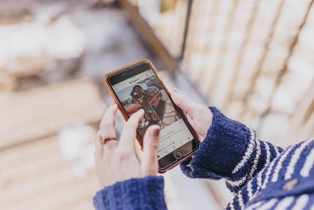Personne scrollant sur le fil d'actualité Instagram